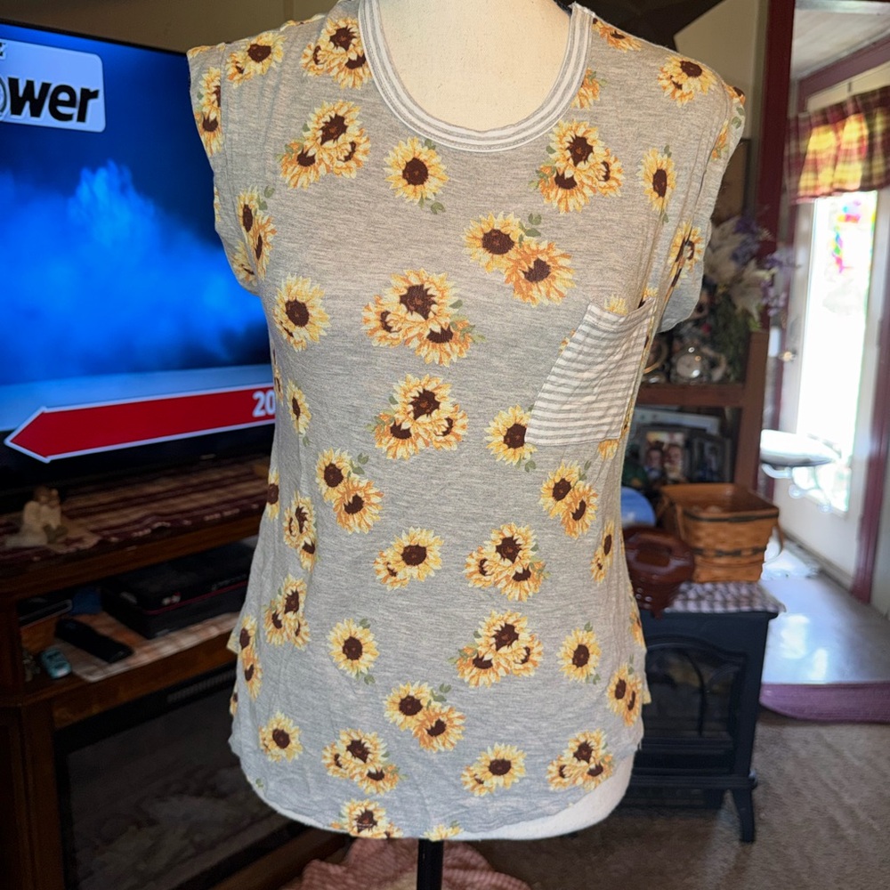 No Boundaries Grey Sunflower Print Short Sleeve Tee with Pocket
